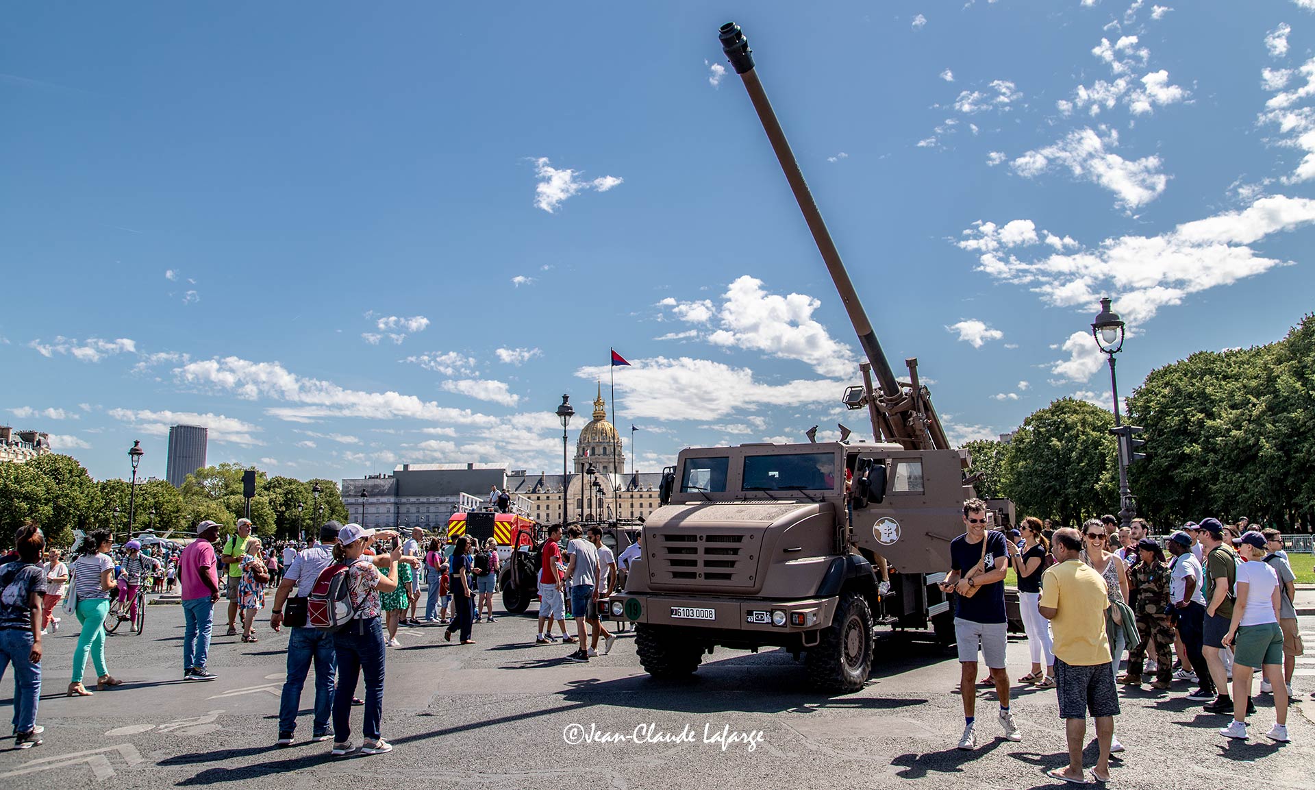 L'exposition militaire du 14 juillet continue sur l'Esplanade des Invalides. Ici canon sur camion.